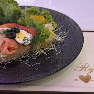 Avokádový chlebíček s lososom